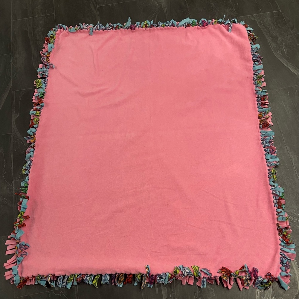 BLANKET Fleece Feather Design Size 52” x 62” Handmade Excellent Condition - Picture 7 of 7
